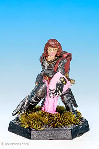FTF97 Bareheaded Female Paladin with Plate Armour